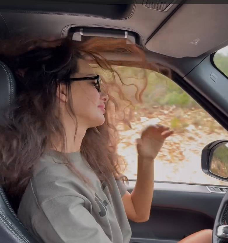 Tuncay Özilhan’ın gelini yol paylaşımı yaptı. Araba sürerken verdiği poz tık rekoru kırdı - Resim: 6